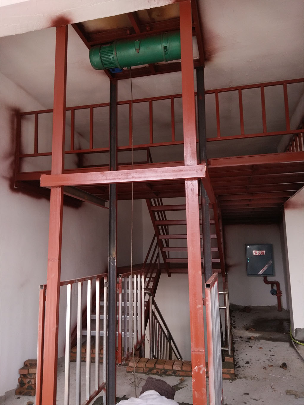 设备平台工业提升机焊接安装